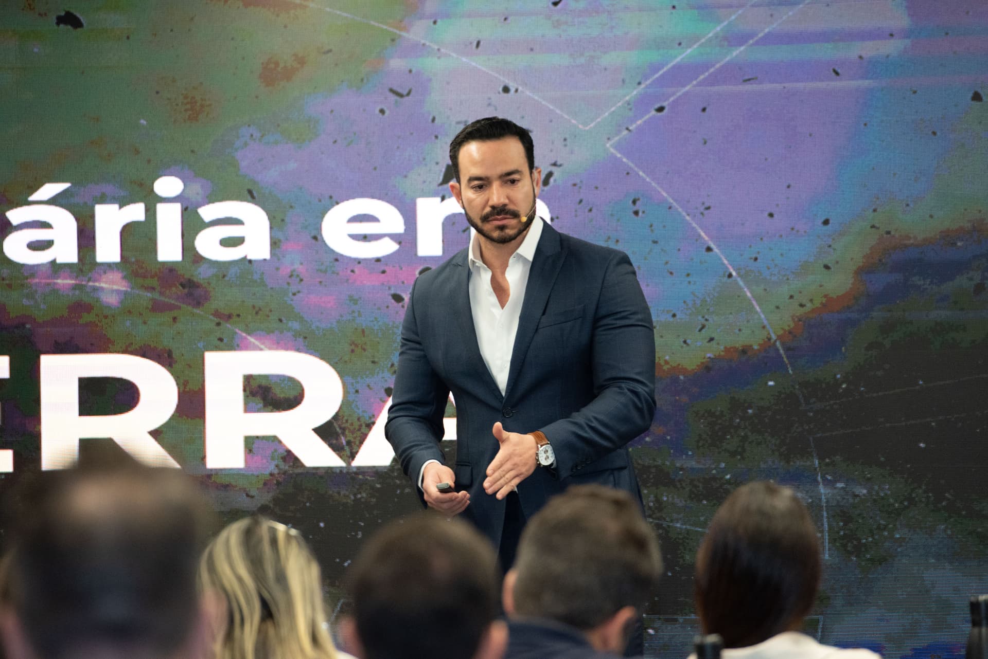 Luiz Renato apresentando para plateia de donos de imobiliária